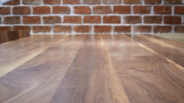 Mesa de madera y fondo de pared de ladrillo