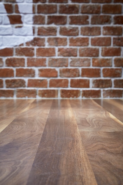 Foto mesa de madera y fondo de pared de ladrillo