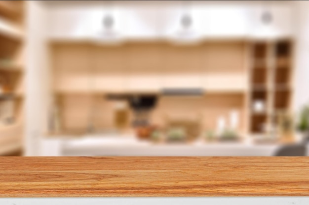 Mesa de madera en el fondo de la sala de cocina borrosa. Para exhibición de productos de montaje o disposición visual clave de diseño