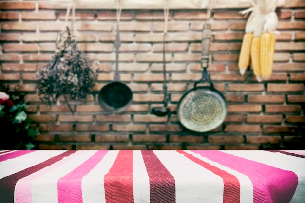 Mesa de madera en el fondo de utensilios de cocina vintage.