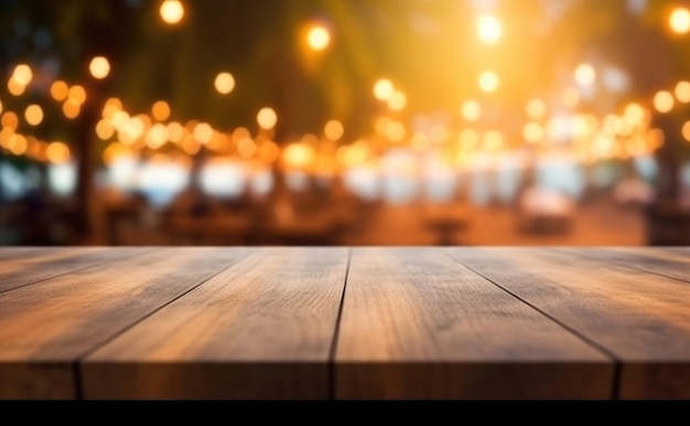 Mesa de madera frente al fondo borroso de los cafés del bar de la playa con luces bokeh