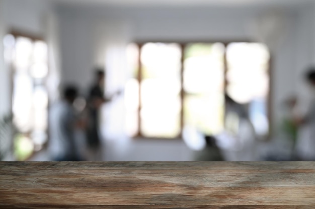 Mesa de madera frente al fondo borroso del restaurante Copiar espacio para texto publicitario o montaje de sus productos