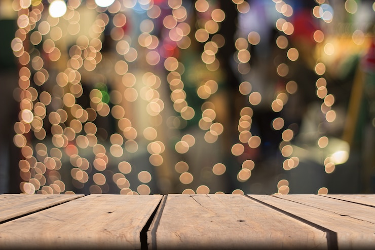 Foto mesa de madera en frente borrosa fondo bokeh cálido