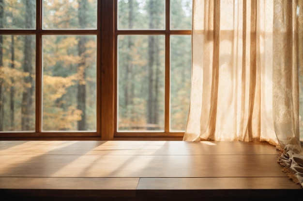 Mesa de madera frente a una ventana con una cortina y vista del bosque Foto de alta calidad