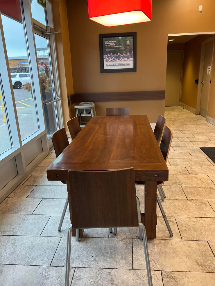 Foto una mesa de madera de la habitación y algunas sillas con luces encendidas