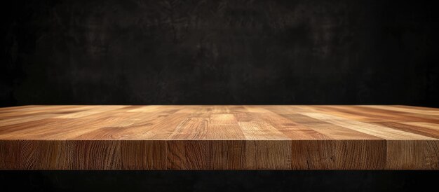 Mesa de madera de haya con fondo aislado