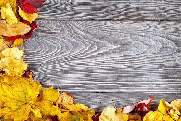 Foto mesa de madera con hojas de otoño