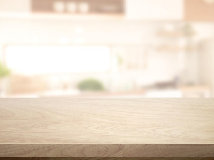 Mesa de madera Imagen borrosa de la cocina en el fondo