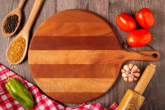 Mesa de madera con ingredientes para pizza