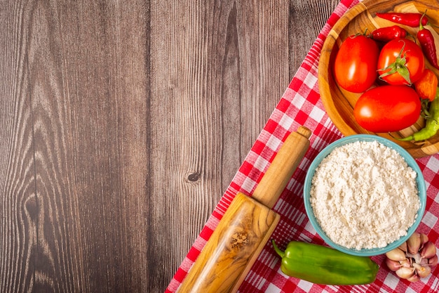 Mesa de madera con ingredientes para pizza