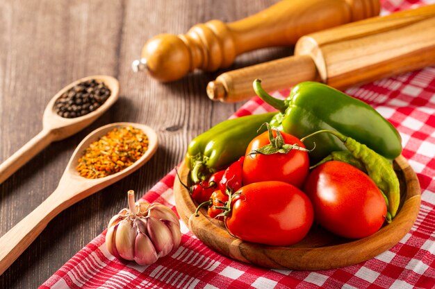 Mesa de madera con ingredientes para pizza