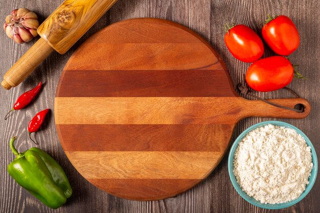 Mesa de madera con ingredientes para pizza