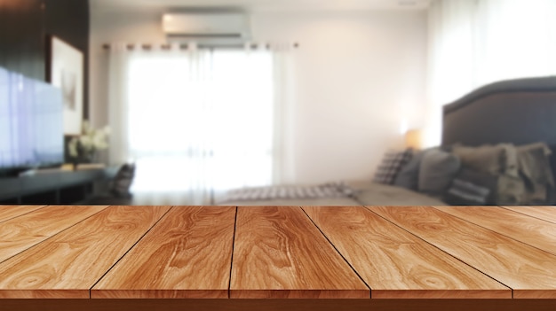 Mesa de madera en el interior de la habitación de la casa moderna con espacio de copia vacío en la mesa para la exhibición del producto