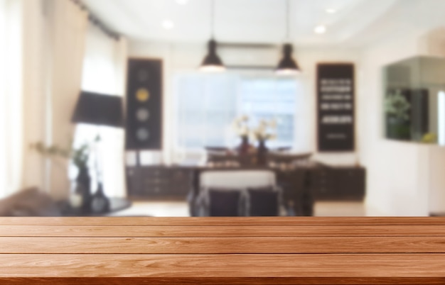 Mesa de madera en el interior de la habitación de la casa moderna con espacio de copia vacío en la mesa para la exhibición del producto