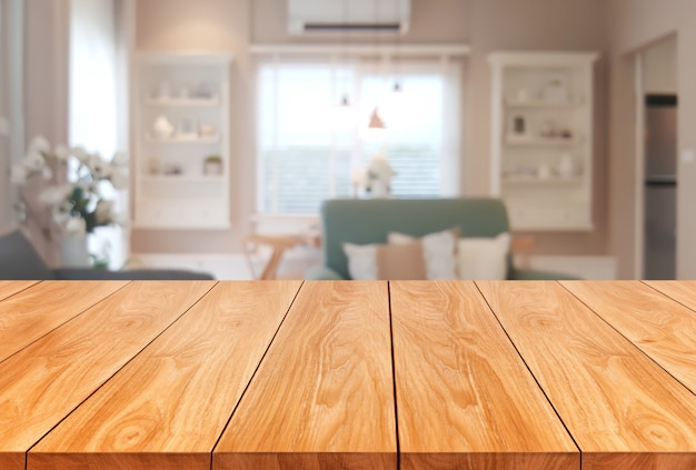 Mesa de madera en el interior de la habitación de la casa moderna con espacio de copia vacío en la mesa para la maqueta de exhibición del producto