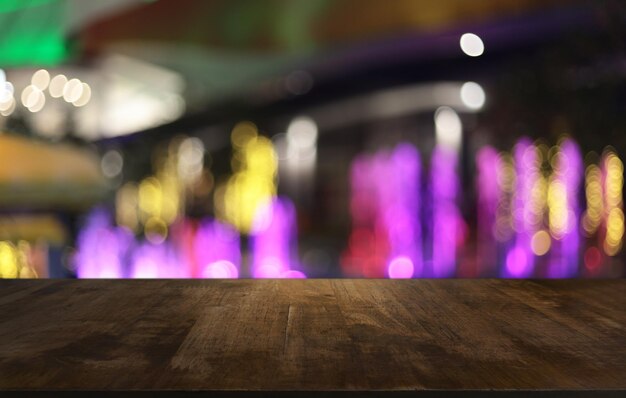 Mesa de madera en el interior de la habitación de fondo borroso con espacio de copia vacío