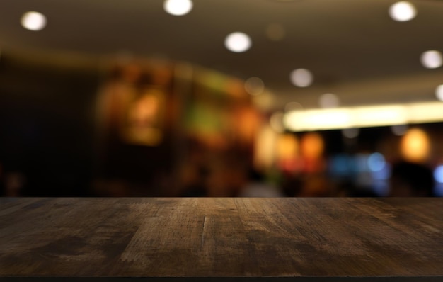 Mesa de madera en el interior de la habitación de fondo borroso con espacio de copia vacío