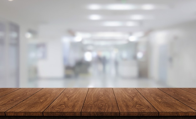 Mesa de madera en el interior del hospital moderno con espacio de copia vacío en la mesa para maqueta de exhibición de productos