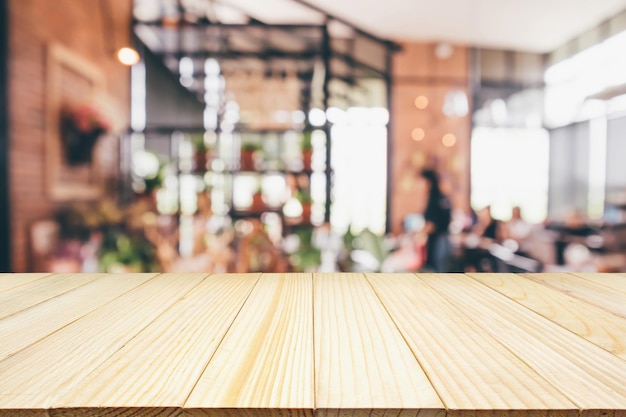 Mesa de madera con interior de restaurante con gente abstracta fondo borroso desenfocado