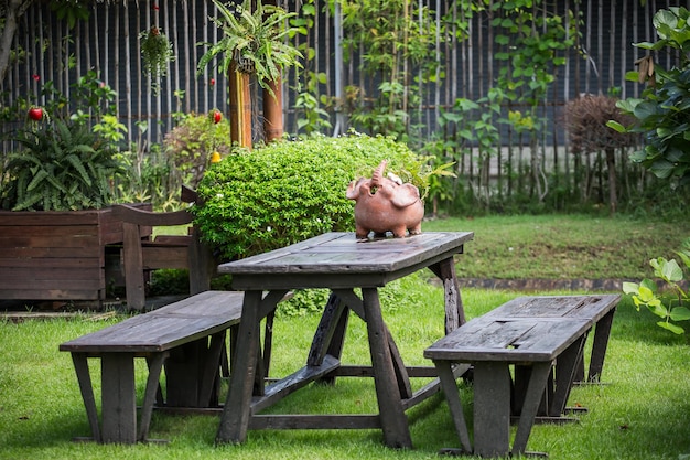 Mesa de madera en el jardín