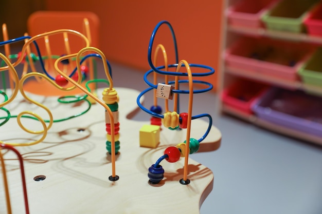 Una mesa de madera con juguetes coloridos y una caja con la palabra 'play'