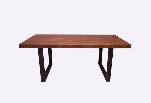 mesa de madera lacada con patas de metal negro sobre fondo blanco