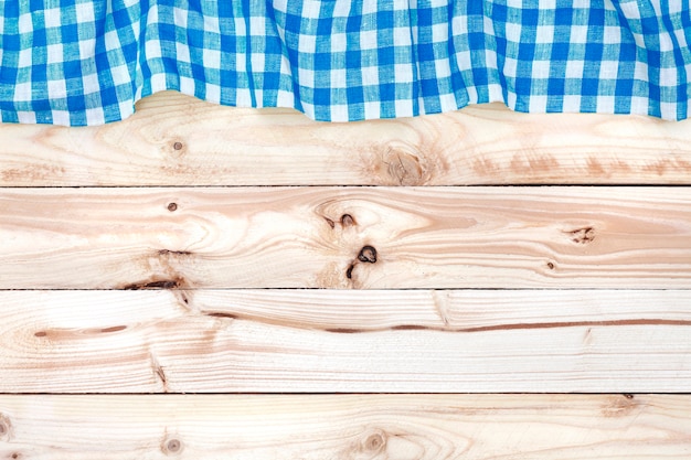 Foto mesa de madera con mantel azul