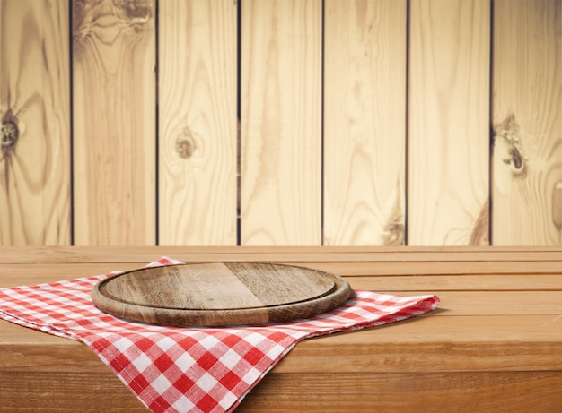 Mesa de madera con mantel en el fondo de madera