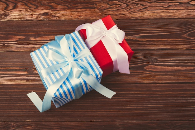 Mesa de madera marrón con cajas de regalo decoradas