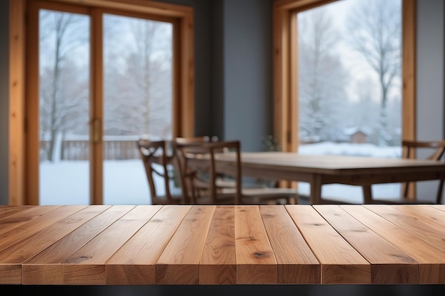 La mesa de madera marrón vacía con el fondo borroso de la habitación en el invierno