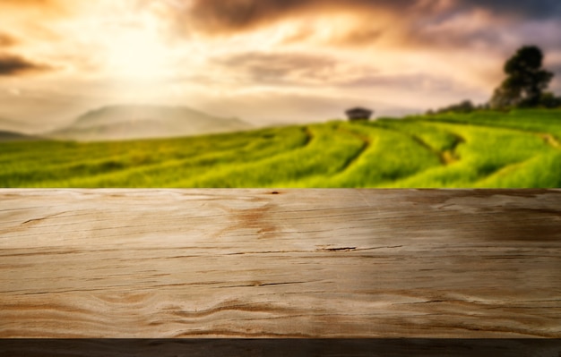 Mesa de madera marrón en verde granja de verano con espacio de copia vacío en la mesa para maqueta de exhibición de producto.