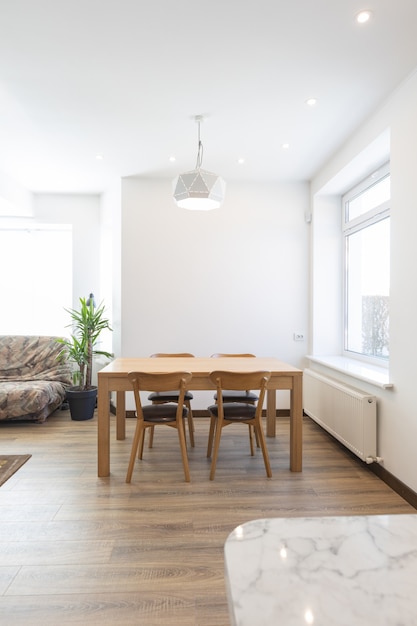 Foto mesa de madera moderna de cocina en interior escandinavo