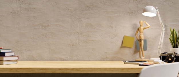 Mesa de madera moderna con decoración de accesorios y espacio para copiar contra la pared del desván