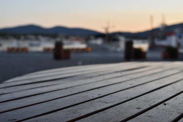 Una mesa de madera con una montaña al fondo.