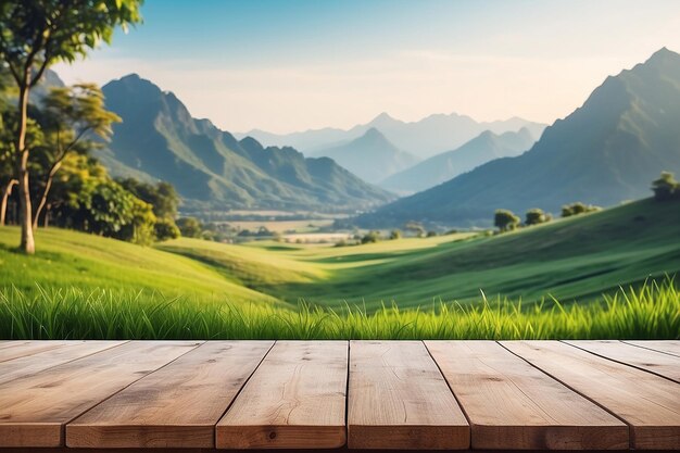 Mesa de madera en la montaña borrosa y el campo de hierba concepto fresco y relajante