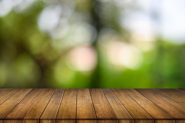 mesa de madera en la naturaleza bokeh