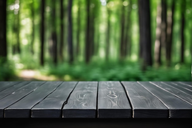 Foto mesa de madera negra vacía con pinos borrosos en el fondo del bosque