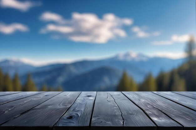 Mesa de madera negra vacía con vistas borrosas a las montañas Pico y colina Fondo