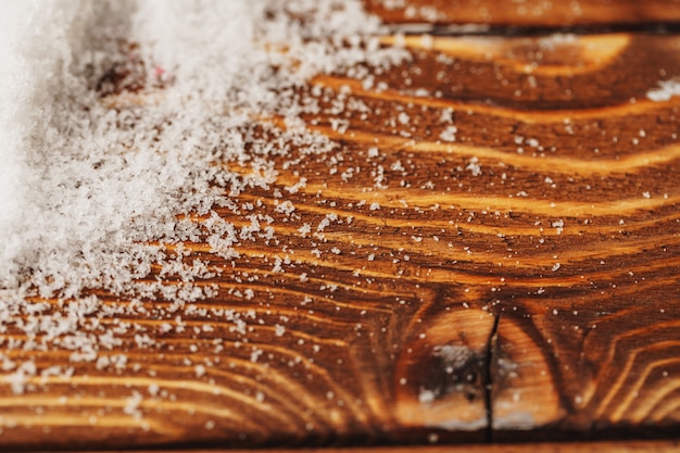 Mesa de madera con nieve