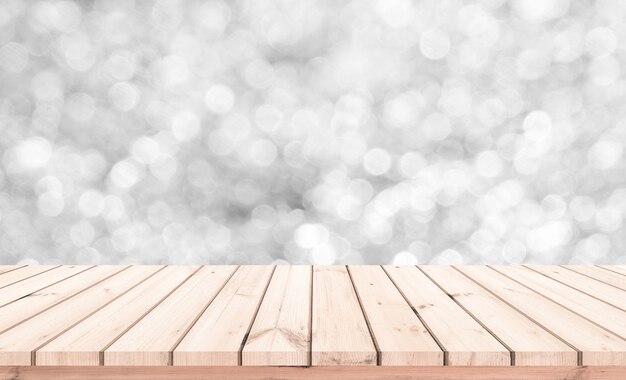 Mesa de madera o piso de madera con fondo abstracto bokeh blanco para exhibición de productos