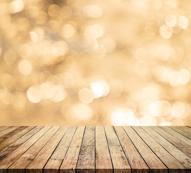 Foto mesa de madera o piso de madera con fondo abstracto dorado bokeh y fuegos artificiales para exhibición de productos