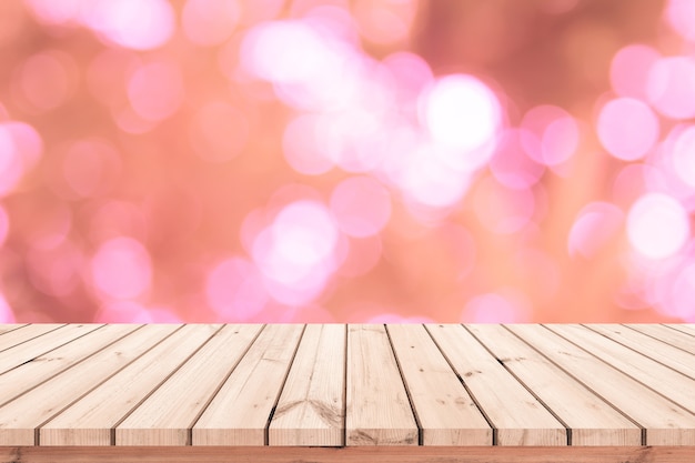 Mesa de madera o piso de madera con fondo abstracto rosa bokeh para exhibición de productos