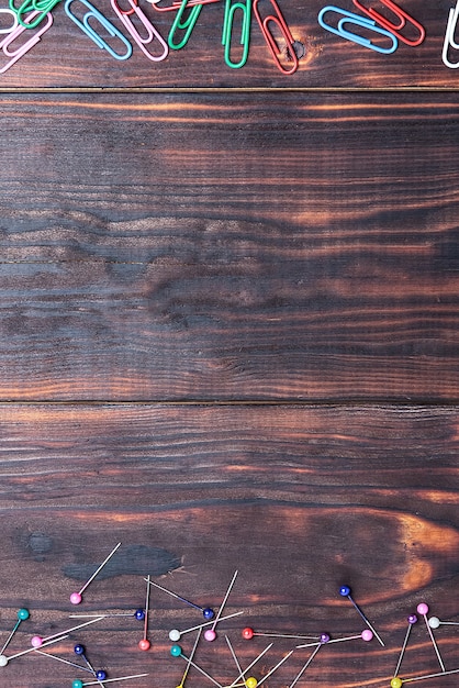 Mesa de madera de oficina con suministros coloridos, vista desde arriba