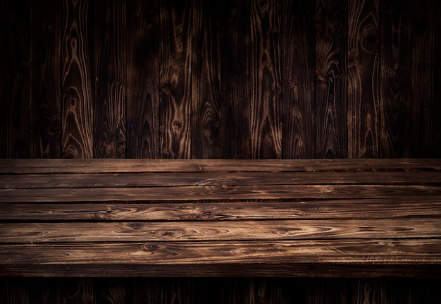 Mesa de madera oscura para producto.