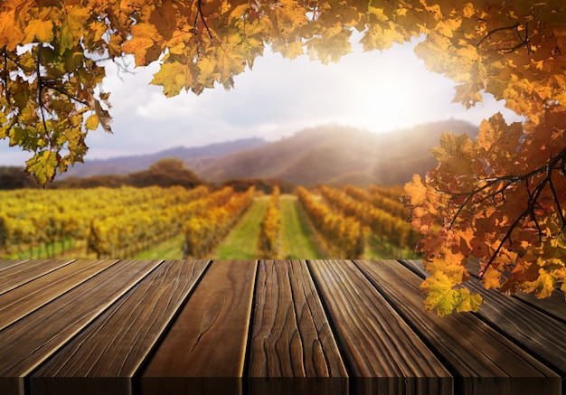 Mesa de madera en otoño país viñedo paisaje.