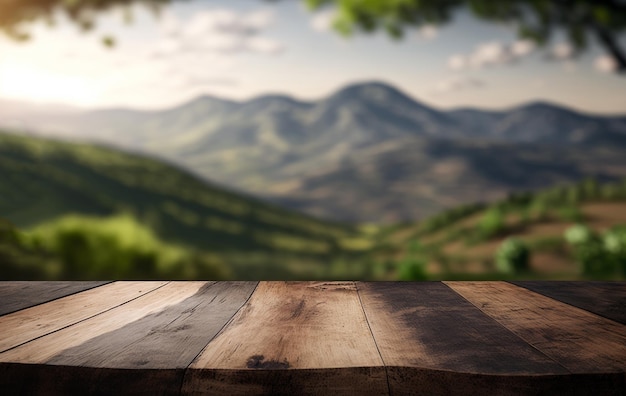 Una mesa de madera con un paisaje montañoso de fondo.