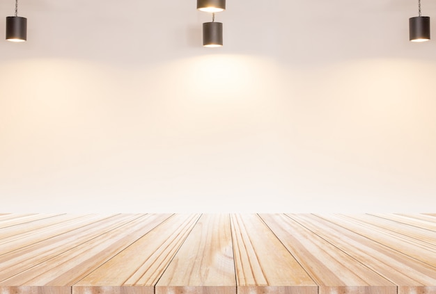 Mesa de madera con pared de ladrillo y bombilla.