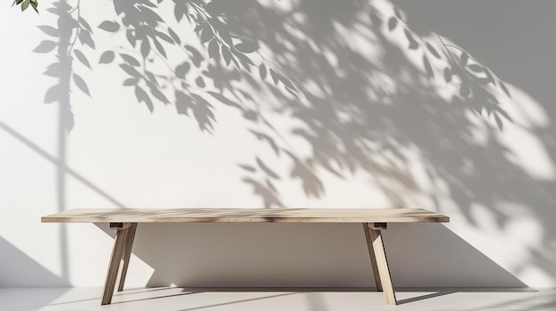 Mesa de madera y pared vacía blanca con sombras de plantas Fondo de sombra de mesa