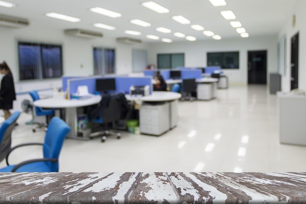 Mesa de madera en la parte delantera borrosa fondo de la sala de oficina