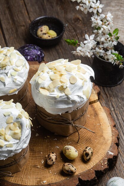 Una mesa de madera con un pastel con almendras y almendras.